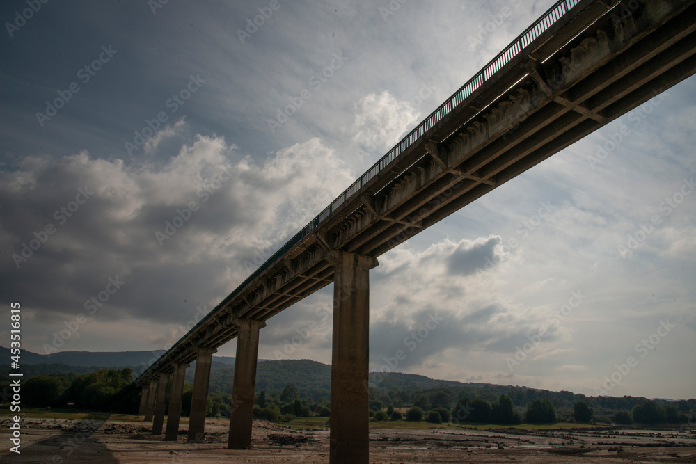 Puente fronterizo visto por debajo, al haber sido vaciada la presa