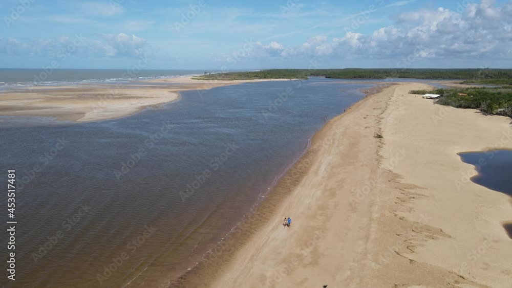 Passarela Ecológica do Gigica sobre o manguezal e ao final praia fluvial e de mar aberto. Cidade de Mucuri, no sul da Bahia na região nordeste do Brasil.
Passarela Ecológica do Gigica sobre o manguezal e ao final praia fluvial e de mar aberto. Cidade de Mucuri, no sul da Bahia na região nordeste do Brasil.