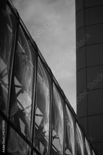 Plexiglas in einem ungeheizten Gang, Moderne Architektur im Detail, Architekturfotografie