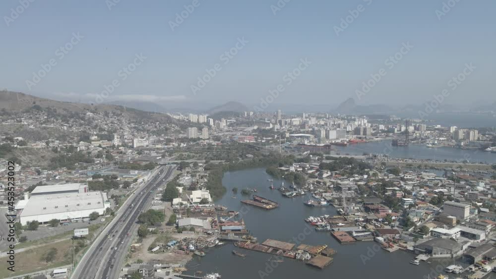 Imágem aérea da ponte Rio Niterói com o pedágio, entroncamento do transito, zona portuária e estaleiros. Na divisa da cidade de Niterói e São Gonçalo, no estado do Rio de Janeiro Brasil. Imágem aérea da ponte Rio Niterói com o pedágio, entroncamento do transito, zona portuária e estaleiros. Na divisa da cidade de Niterói e São Gonçalo, no estado do Rio de Janeiro Brasil.
