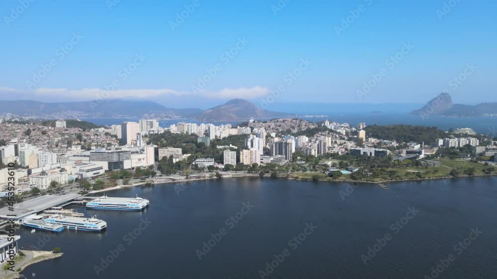 Imágem aérea do centro da cidade de Niterói com as barcas, comércio e favelas ao fundo. Estado do Rio de Janeiro Brasil.
Imágem aérea do centro da cidade de Niterói com as barcas, comércio e favelas ao fundo. Estado do Rio de Janeiro Brasil.