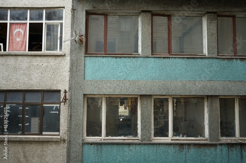 Die türkische Fahne im Fenster eines heruntergekommenen und verdreckten Bürogebäude in Taksim in einer Seitenstraße der Istiklal Caddesi im Stadtteil Beyoglu in Istanbul am Bosporus in der Türkei photo