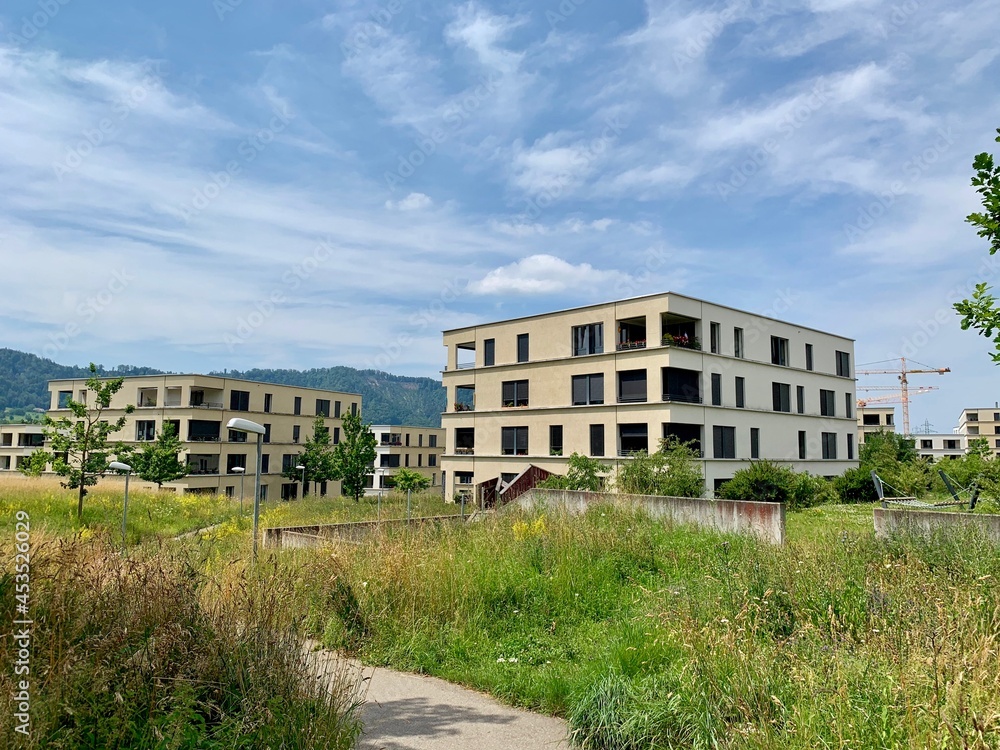 Wohnsiedlung im Grünen in der Stadt Adliswil im Sihltal, Kanton Zürich Wohnsiedlung im Grünen in der Stadt Adliswil im Sihltal, Kanton Zürich