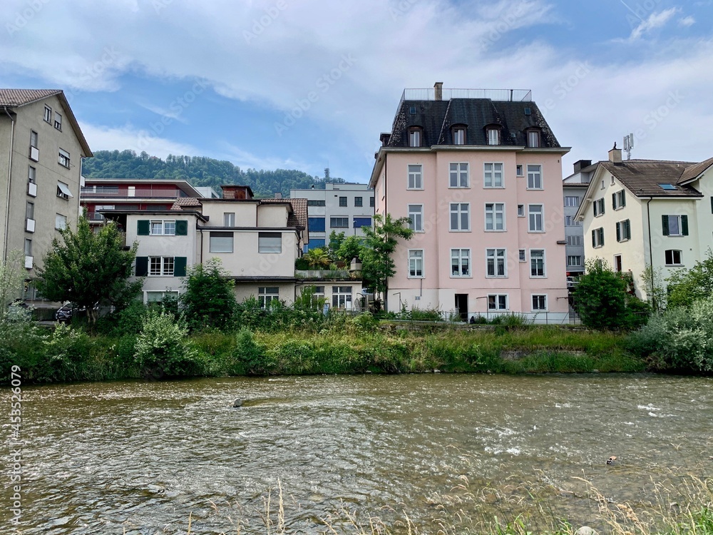 Wohnhäuser der Stadt Adliswil am Fluss Sihl im Sihltal, Kanton Zürich, Schweiz