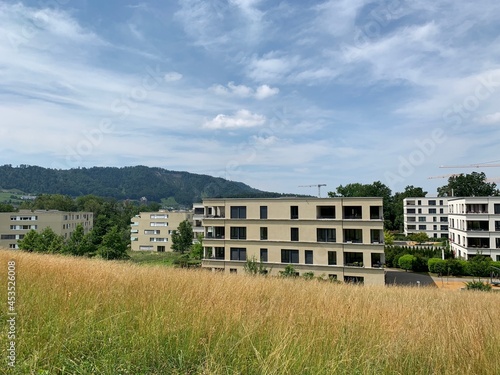Stadt Adliswil - Wohnsiedlung mit Wohnhäuser, im Sihltal, Kanton Zürich