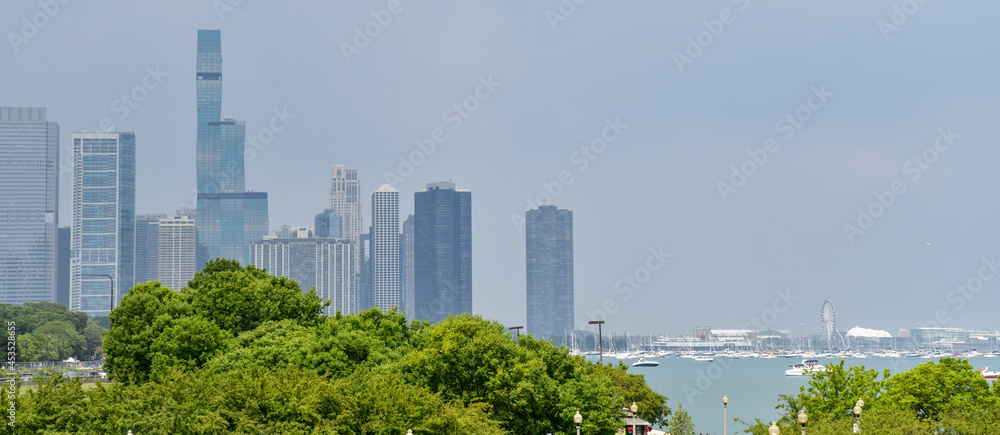 Obraz premium city skyline along shoreline walking path