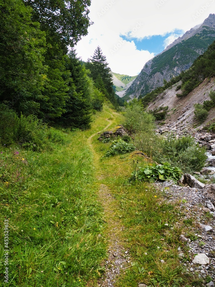 Enger wunderschöner Pfad beim Wandern in den Alpen in Österreich auf der Tour zum Kogelsee
