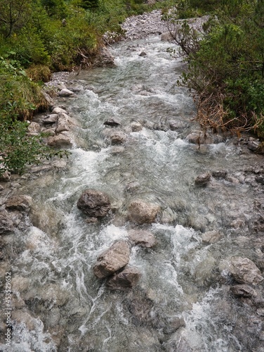 Der Roßkarbach bei Gramais in Österreich in den Alpen führt nach Regenfällen reißendes Wasser mit sich photo