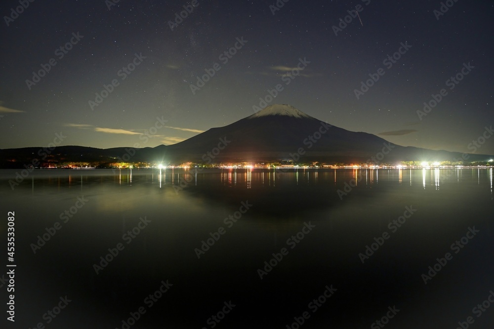 湖畔から見た富士山と星空のコラボ情景＠山中湖、山梨