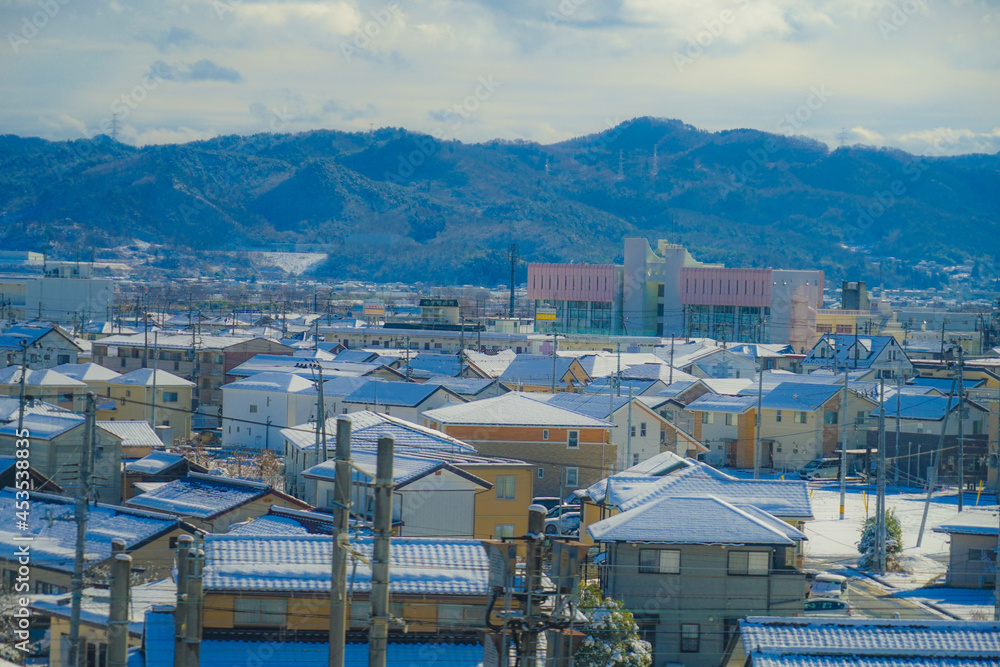 雪に覆われた福島の街のイメージ