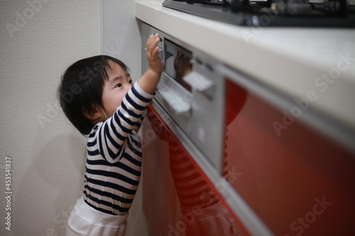  グリルに触れる男の子