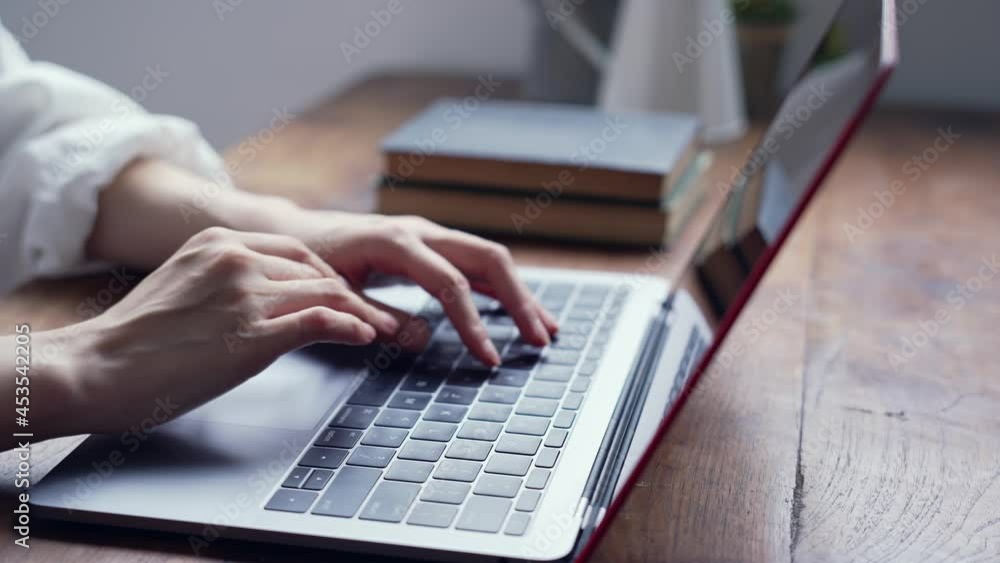 キーボードをタイピングする女性 キーボードをタイピングする女性