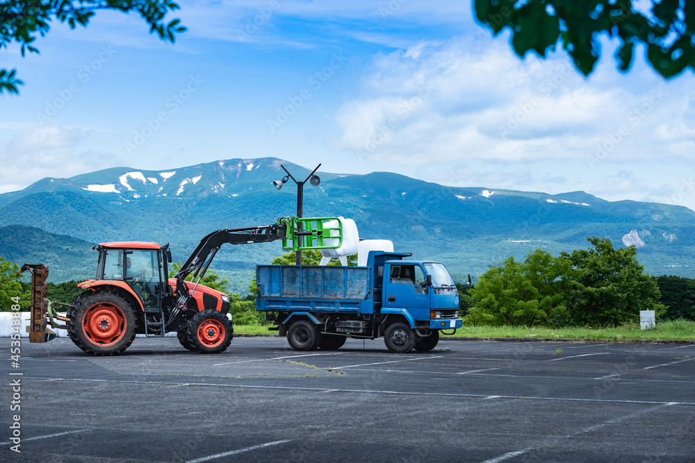 日本 高原の牧場の牧草ロールベールラップサイロ運搬作業 日本 高原の牧場の牧草ロールベールラップサイロ運搬作業