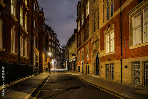 イギリス・ロンドンの住宅街の夜景 © kanzilyou