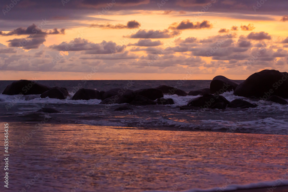 Obraz premium Stunning sunset at the beach