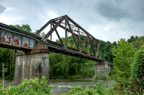 Fotografija Warren through truss bridge over Tuckasegee River on Great Smoky Mountains Railr