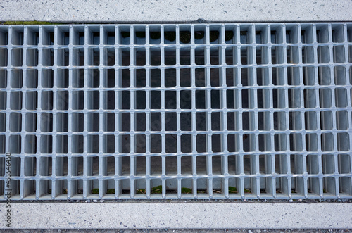 Foto drainage ditch on the sidewalk of main road in gunma prefecture, japan