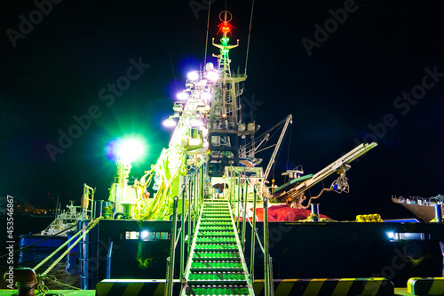 夜の港に停泊している漁船の夜景写真_15