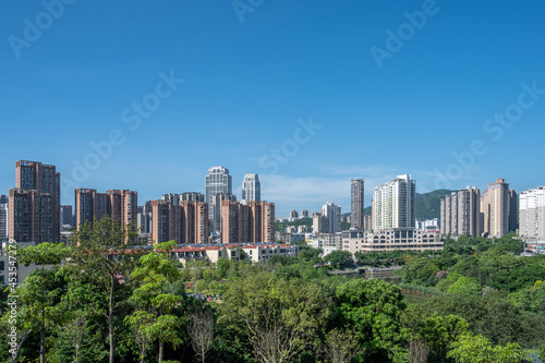 Under the blue sky, green trees become forests, a livable city © chen