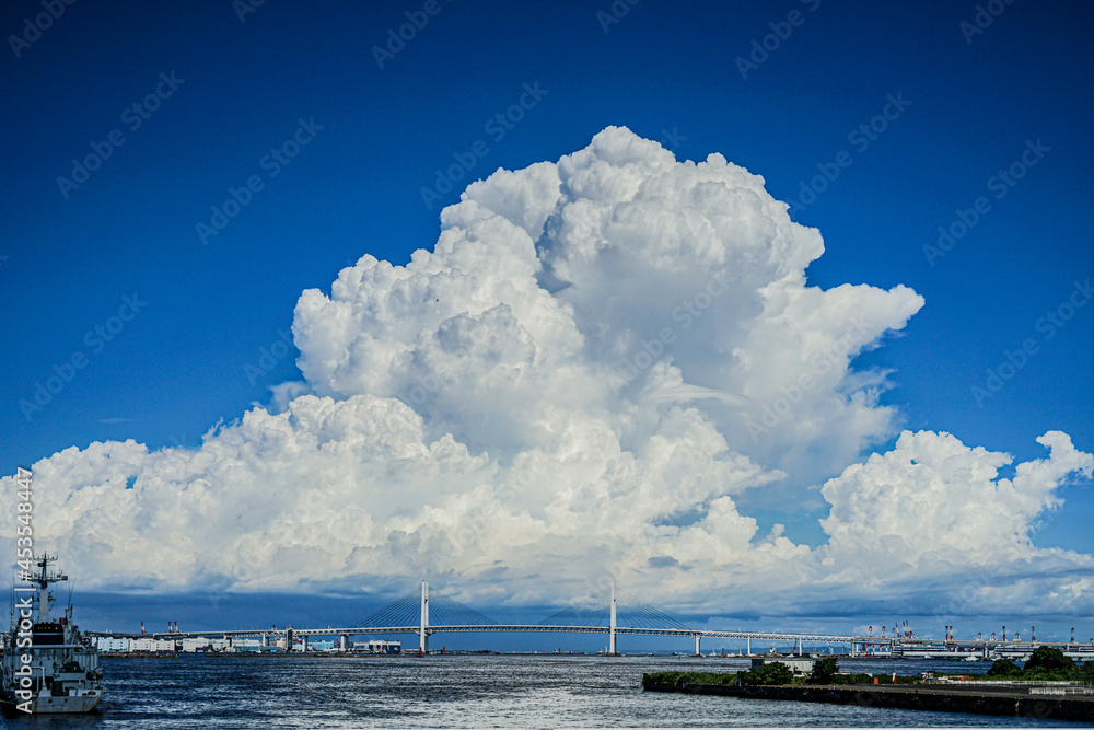 夏の入道雲と横浜ベイブリッジ 夏の入道雲と横浜ベイブリッジ