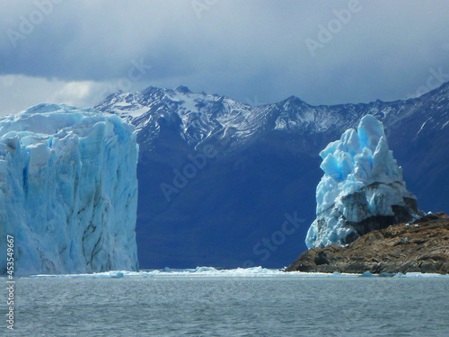 アルゼンチン・パタゴニア地方のペリトモレノにて先端部の氷河崩落クローズアップ