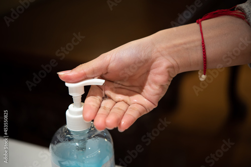 People use alcohol antibacterial, virus hand gel
