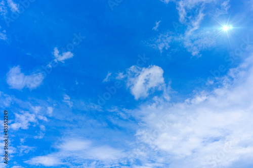 太陽の日差しと爽やかな青空と雲の背景素材_d_01