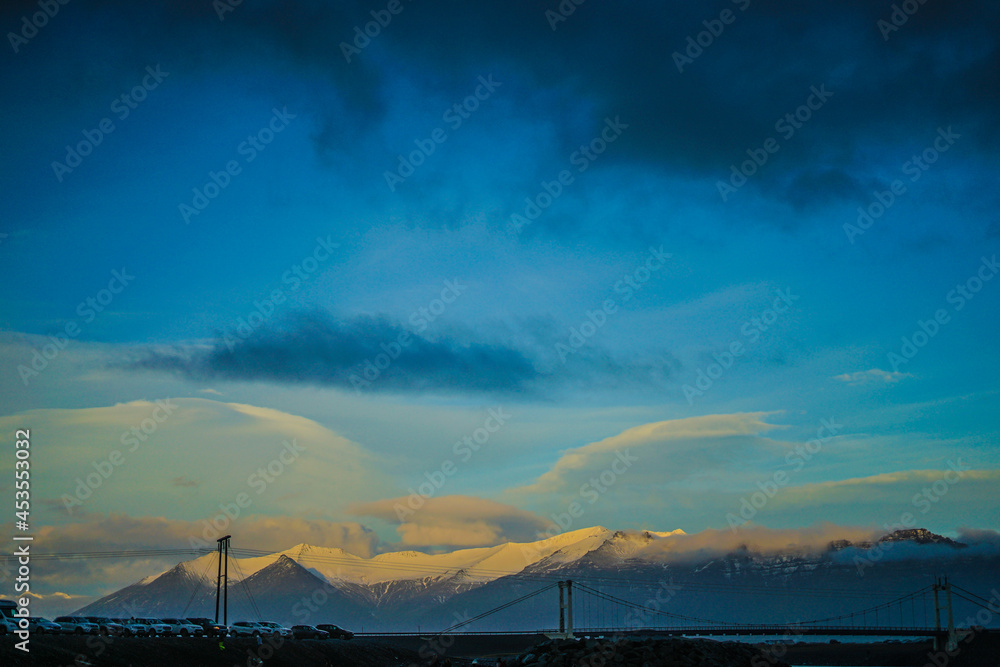 Fototapeta premium アイスランドの雪山と朝焼け