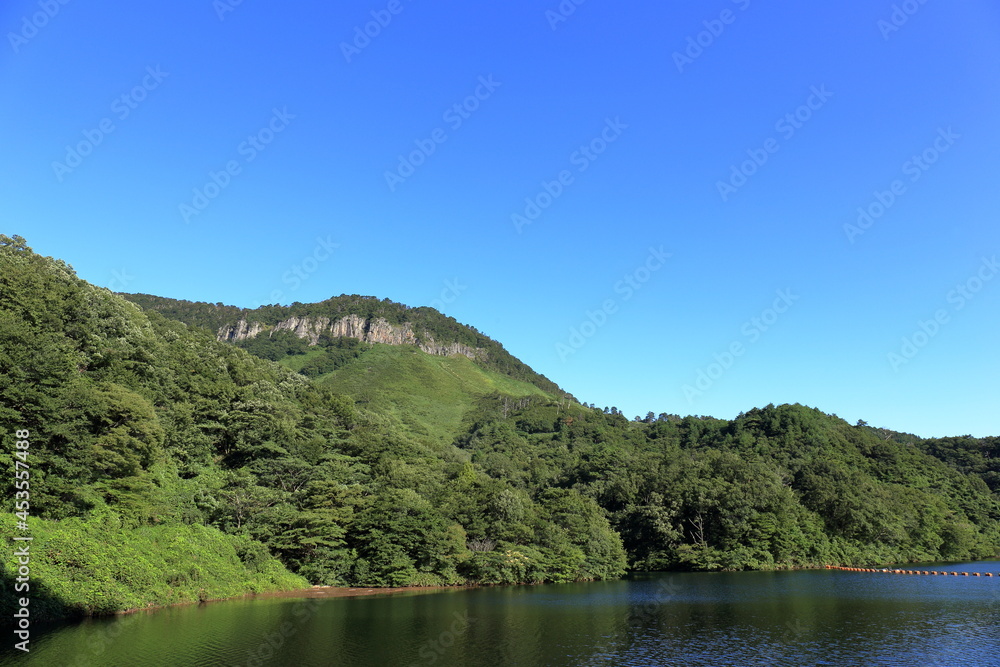 鳥取県琴浦町の青空とダム湖と船上山