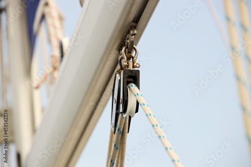 Fotografía carriage of the main sail corner at the mainmast on a sailing yacht for sending tracks against the background of the summer sea