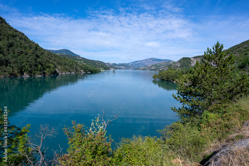 Paysage du lac de Serre-Ponçon entouré de montagne dans le département des Alpes-de-Haute-Provence en France en été