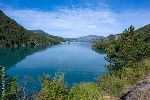 Paysage du lac de Serre-Pon  on entour   de montagne dans le d  partement des Alpes-de-Haute-Provence en France en   t  