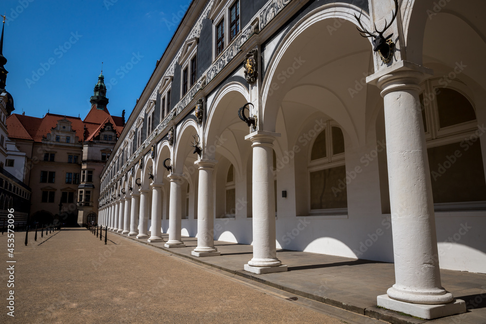 Gebäude mit langem Bogengang in Dresden