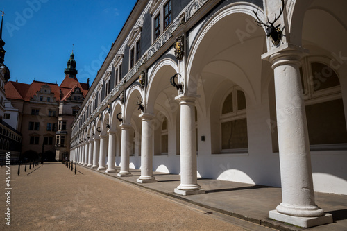 Gebäude mit langem Bogengang in Dresden