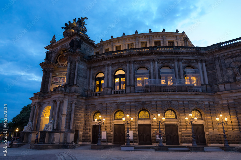 Beleuchtete historische Gebäude in Dresden