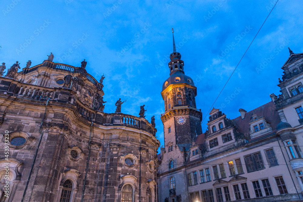 Beleuchtete historische Gebäude in Dresden