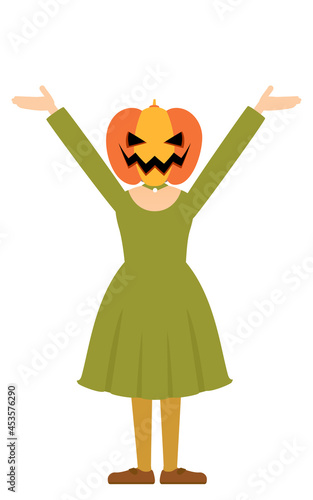 ハロウィンの仮装、カボチャのお化け姿の女の子が両腕を上げるポーズ