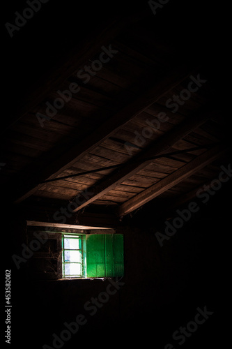 Luz entrando por ventana antigua