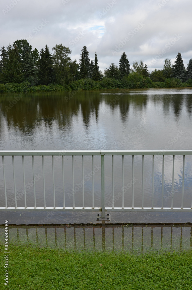 Teich läuft über Hochwasser nach Unwetter, alisseja Foto, Poster