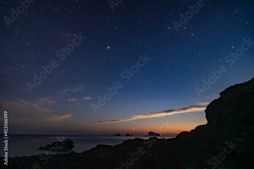 飛島、星の輝くマジックアワー © TAIGA
