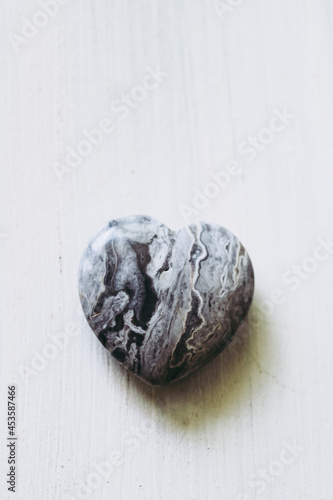 Coeur en pierre de jaspe picasso sur un fond blanc - Minéral naturel