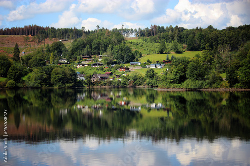 H  user am See mit Wasser Reflexion