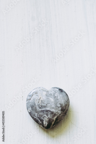 Coeur en pierre de jaspe picasso sur un fond blanc - Minéral naturel
