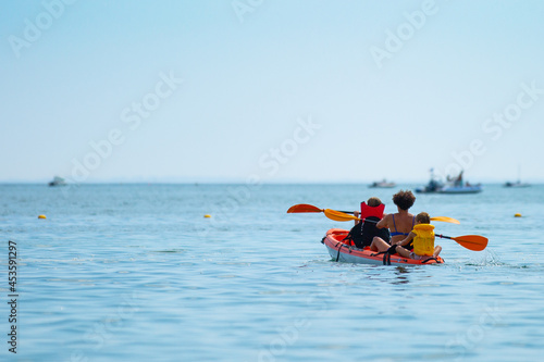 Famille faisant du kayak