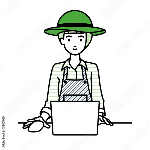 デスクで座ってPCを使っている農家の女性