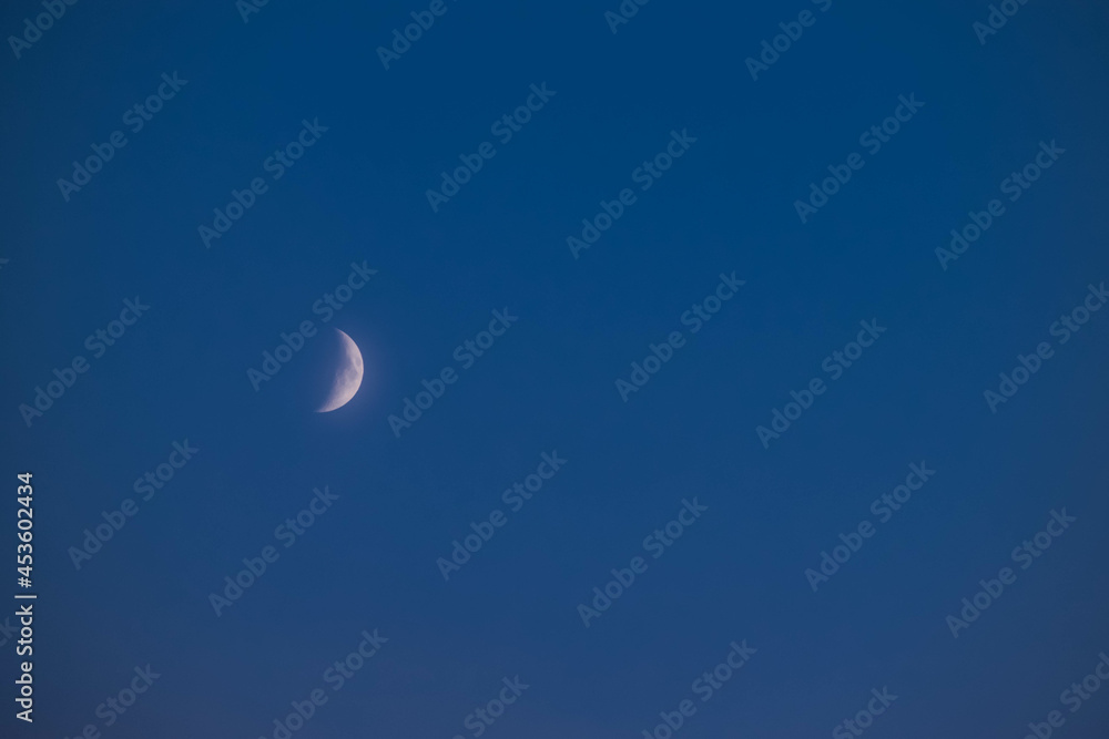 Księżyc na niebieskim niebie