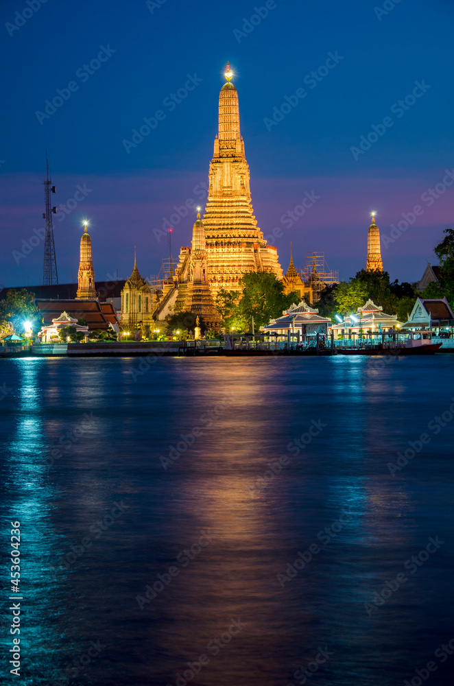 Twilight light at wat arun in bangkok thailand.