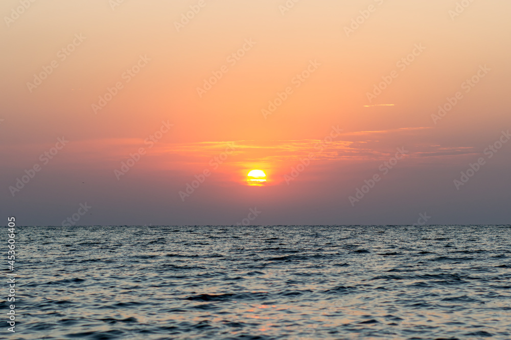 Obraz premium Early in the morning. Sea and sky at dawn