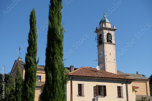 Il campanile della chiesa dei Santi Vincenzo e Anastasio a Capiago Intimiano in provincia di Como, Italia.
