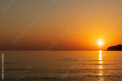 穏やかな瀬戸内海の夕焼け(山口県光市虹ケ浜海岸) © K.TARAKU